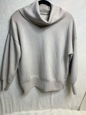 Cable & Gauge Studio Minimal Crew Top - Light Taupe